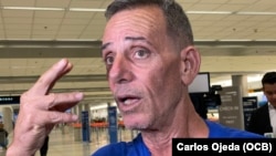 Lázaro Yuri Valle Roca a su llegada a Miami. (Carlos Ojeda/OCB)
