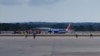 El avión accidentado, en la pista del aeropuerto José Martí de La Habana, mientras los bomberos apagan el fuego en la turbina. (Captura de video/14ymedio)