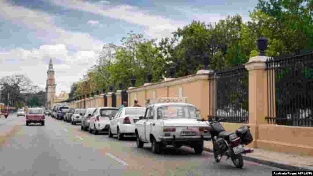 Conductores hacen fila para cargar combustible cerca de una gasolinera frente al Cementerio Colón de La Habana el 14 de abril de 2023. Foto de ADALBERTO ROQUE / AFP