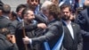 El presidente de Ucrania Volodymyr Zelenskyy abraza al mandatario argentino Javier Milei durante su investidura este domingo en Buenos Aires, Argentina. (AP/Gustavo Garello)