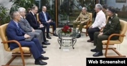 Raúl Castro recibe a Nikolai Patrushev, la mano derecha de Vladimir Putin, junto a la delegación rusa que lo acompaña en su visita a Cuba. (Captura de foto publicada por Cubadebate)