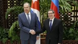 Los cancilleres de Rusia, Sergei Lavrov, y de Cuba, Bruno Rodríguez, posan en el Palacio de la Revolución de La Habana. A nivel diplomático, Cuba ha sido un fuerte aliado del Kremlin.