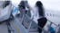 Una inmigrante cubana sube al avión que la llevará de regreso a la isla en un vuelo de deportación. (Tomado de un video de Corey Bullard para ICE/Archivo)