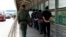 Inmigrantes devueltos a México desde Estados Unidos a través de la frontera Sur en julio de 2023. (Archivo/Twitter/@CBP)