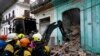 Los bomberos retiran los escombros de un edificio que se derrumbó parcialmente en La Habana, Cuba, el miércoles 4 de octubre de 2023. (AP/Ramón Espinosa)