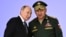 El presidente ruso Vladimir Putin y el ministro de Defensa Serguéi Shoigu asisten a la apertura de una conferencia de seguridad en las afueras de Moscú el 15 de agosto del 2022. (Sputnik, Kremlin Pool Foto via AP).