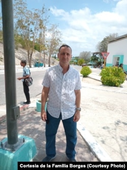 El preso político cubano Ernesto Borges Pérez, de 59 años, fue liberado el 24 de abril de 2025 en La Habana, tras cumplir 28 años de cárcel.