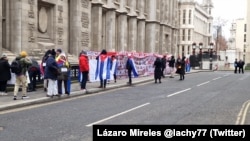Activistas cubanos protestan frente al Tribunal Superior de Londres, durante el juicio contra el Banco Nacional de Cuba. (Foto: @lachy77/Twitter)