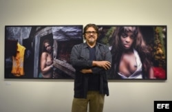 El fotógrafo italiano Paolo Titolo posa ante varias de sus obras.