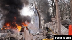 Una calle de Sumy, Ucrania, impactada este domingo, 13 de abril, por un misil balístico ruso. (Facebook/Volodymyr Zelenskyy)