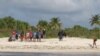 Migrantes cubanos esperan rescate de guardacostas en Cayo Sal, Bahamas