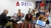 Clientes de la aerolínea estadounidense Delta esperan atención en una oficina hoy, viernes 11 de noviembre de 2016, en La Habana (Cuba).
