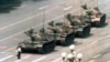 El hombre desarmado que desafió una columna de tanques en Tiananmén y devino símbolo de la lucha contra el comunismo en el mundo.