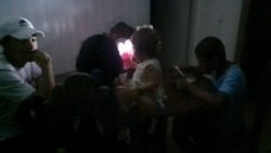 Familia cubana come en medio de apagón Source:
Captura de video/ OCB (video grab)