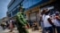 Un soldado patrulla una cola frente a un mercado en La Habana. (AP/Ramon Espinosa)