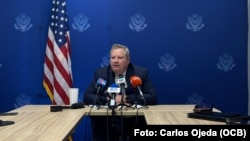Mike Hammer, el Encargado de Negocios de la Embajada de Estados Unidos en Cuba, en conferencia de prensa en Miami el 23 de mayo de 2025.