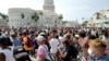 Cubanos participan en una manifestación coreando "Abajo la dictadura "y" Queremos libertad contra el gobierno del presidente cubano Miguel Díaz-Canel en La Habana, el 11 de julio de 2021.