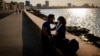 Una pareja en el Malecón de La Habana en medio de la epidemia de coronavirus. 