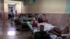Camillas en los pasillos del hospital Julio Aristegui, en Cárdenas, Matanzas. (Captura de video/TV estatal)