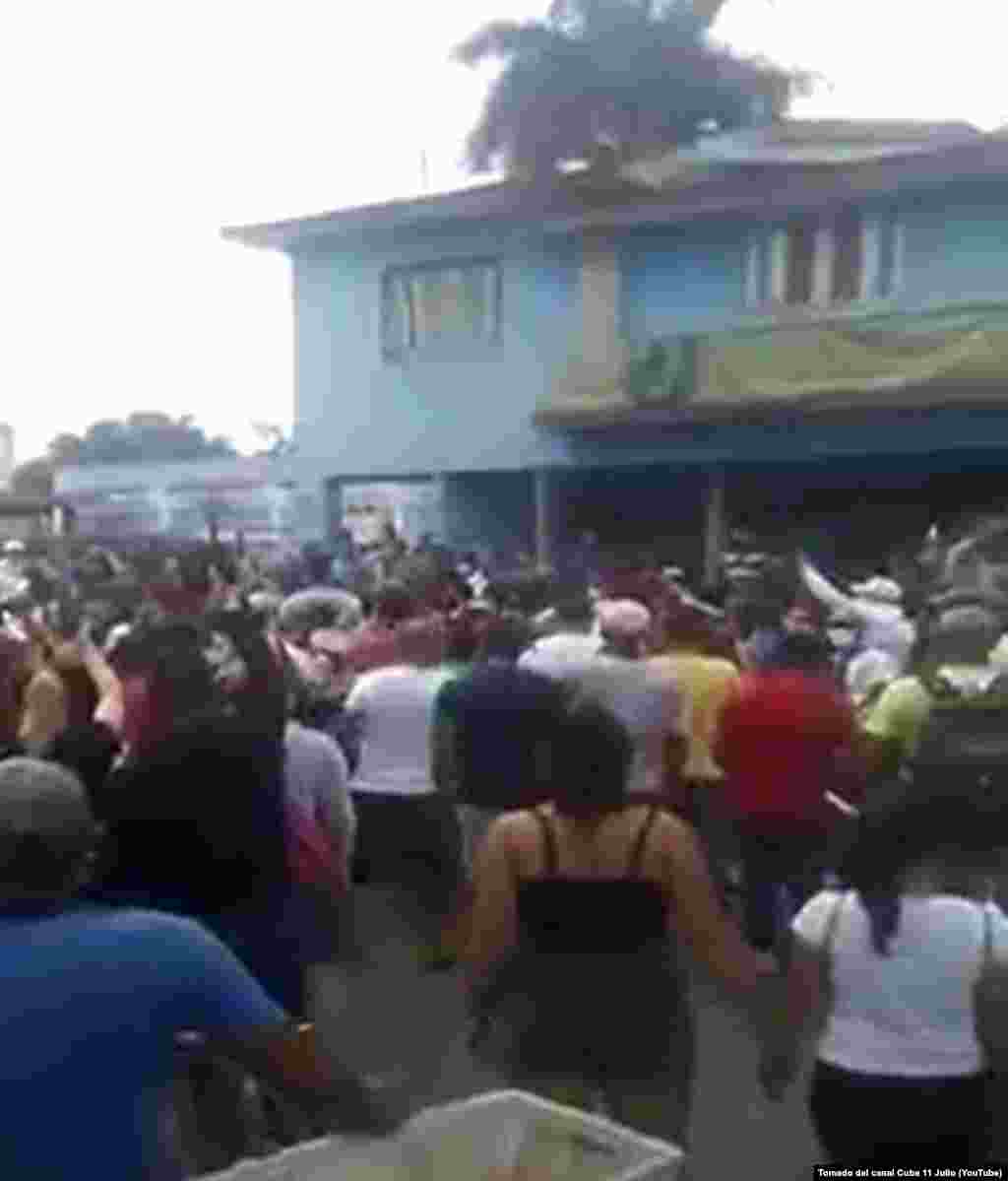 Los manifestantes corearon "Patria y Vida", "Viva Cuba Libre" y "Díaz-Canel S****" en muchos rincones de la isla el 11 de julio de 2021.