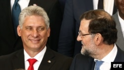 El presidente del Gobierno, Mariano Rajoy (d), conversa con el vicepresidente de Cuba, Miguel Díaz-Canel, en la Cumbre de la UE-Celac. 
