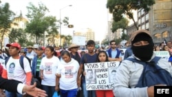 Manifestantes participan en una marcha en protesta por los 43 estudiantes desaparecidos en Ayotzinapa hace más de dos meses.