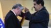 Nicolás Maduro condecora a Miguel Díaz-Canel en Miraflores el 30 de mayo de 2018.