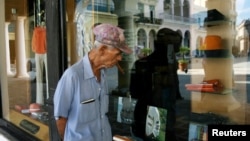 Un hombre mira el escaparate de una tienda de ropa en La Habana Vieja. (Reuters/Rickey Rogers/Archivo)