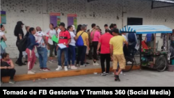 Inmigrantes en una cola para recibir documentos en Tapachula, México.