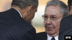 Barack Obama saluda a Raúl Castro.