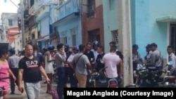 Policías en las afueras de la vivienda de Magalis Anglada en La Habana Vieja