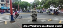 Un cartel antigubernamental en Venezuela denuncia la escasez de alimentos bajo el régimen de Nicolás Maduro. (@ConVzlaComando)