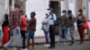 Habaneros hacen cola para comprar comida. La capital cubana lleva la peor parte en el repunte de casos de COVID-19. (Yamil LAGE / AFP)