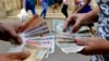 Imagen de una transacción de billetes en Cuba, en diciembre de 2019 (Yamil Lage / AFP).
