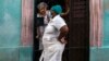 Vecinas conversan en La Habana durante la pandemia. AP Photo/Ramon Espinosa