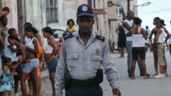 El agente de la policía Marcos López en una calle de La Habana. 