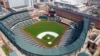 El estadio Oriole Park en Camden Yards de Baltimore, vacío por la pandemia de coronavirus. (AP Foto/Steve Helber)