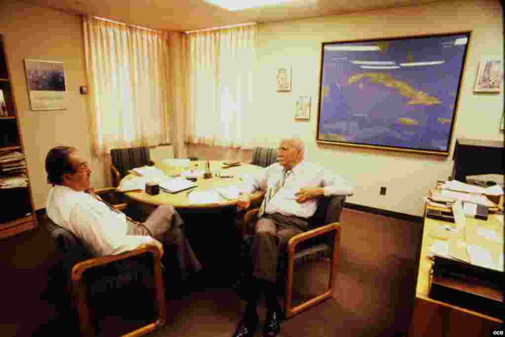 Ernesto Betancourt charla con Humberto Medrano, quien fuera subdirector de la emisora, en Washington D.C