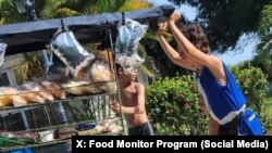 Niños empujando un carrito de venta de alimentos