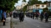 La policía antidisturbios recorre las calles luego de una manifestación contra el gobierno de Miguel Díaz-Canel en el municipio de Arroyo Naranjo, La Habana el 12 de julio de 2021. 