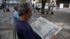 En La Habana un hombre lee el diario oficial Juventud Rebelde. (Yamil Lage/AFP/Archivo)