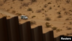 Un vehículo de la Patrulla Fronteriza de Estados Unidos realiza vigilancia cerca de una sección del muro fronterizo entre Estados Unidos y México, visto desde Ciudad Juárez, México, el 27 de marzo de 2025. REUTERS/José Luis González