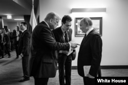 La Casa Blanca divulgó esta imagen de ambos mandatarios conversando en Alaska con la ayuda de un intérprete. "El objetivo siempre es la paz", escribió la oficina presidencial de EEUU.