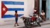Un niño pasa junto a una pintura de la bandera cubana en una pared, en La Habana. (Archivo)