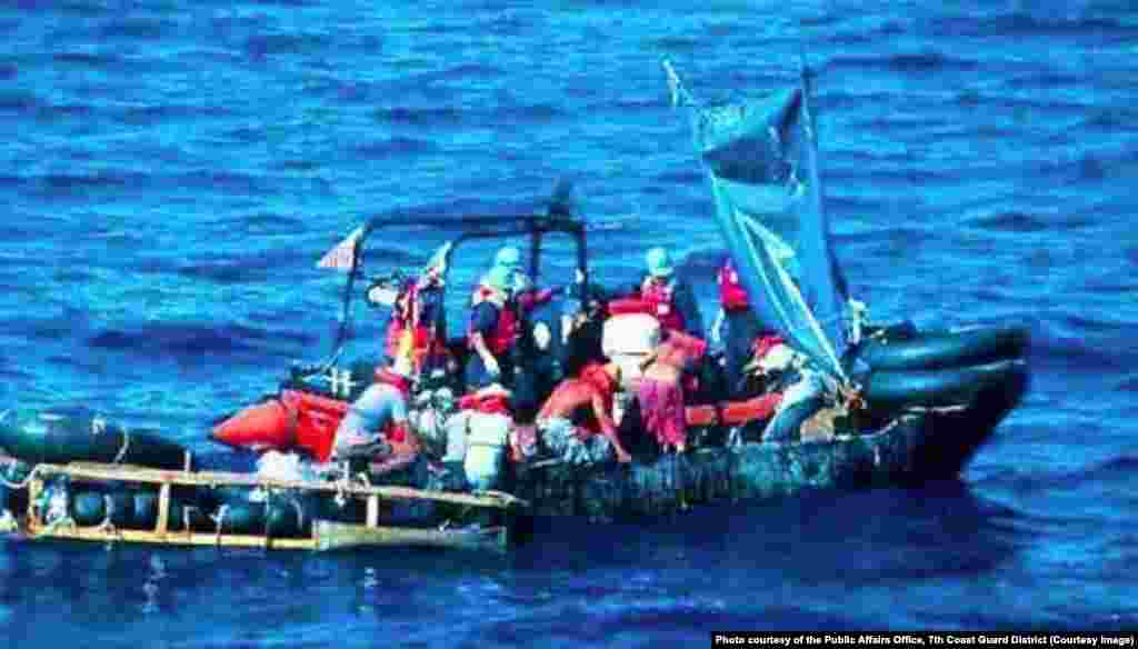 Radio Martí informaba cada día sobre los miles de cubanos que en precarias embarcaciones salieron de la isla en la llamada Crisis de los Balseros. En esta foto de 1994, balseros cubanos reciben chalecos salvavidas naranjas de la Guardia Costera de los Estados Unidos (USCG). Foto cortesía de la Oficina de Asuntos Públicos, 7.º Distrito de la Guardia Costera, Miami, Florida.