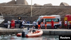 Los servicios de emergencia y rescate trabajan cerca del lugar donde un velero se hundió en la madrugada del lunes, cerca de la ciudad siciliana de Palermo, Italia. REUTERS/Igor Petyx