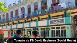 El religioso David Espinosa publicó esta imagen y dijo que hace un tiempo los vecinos le advirtieron a él y a su esposa "que no pisáramos cierta zona de la azotea, porque ya se estaba hundiendo". 