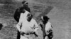 Babe Ruth tras batear su cuarto jonrón en un juego de los New York Yankees frente a los Washington Senators en el Yankee Stadium de New York, el 26 de abril de 1936. (AP Photo)