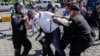 Un opositor a Daniel Ortega es arrestado por la policía.