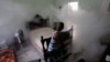 Fumigación de un dormitorio en La Habana.Foto Archivo REUTERS/Desmond Boylan